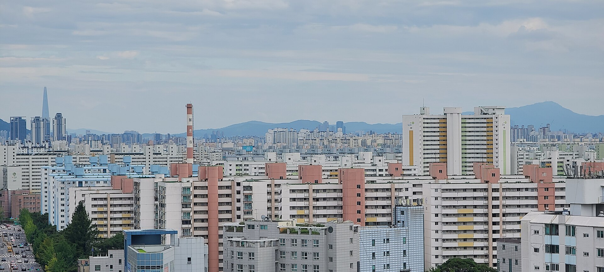 서울 노원구의 대규모 아파트 단지들이 지평선까지 이어진 파노라마 전경