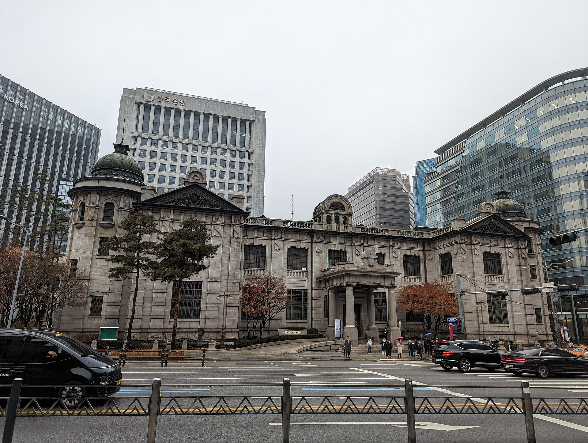 서울 남대문로의 한국은행 화폐박물관(구 본관) 석조 건물 전경. 뒤편으로 한국은행 본부 건물이 보인다.